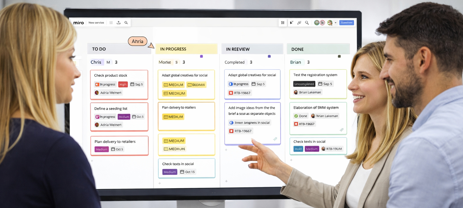 Drei Teammitglieder stehen gemeinsam vor einem großen Bildschirm mit einem übersichtlichen Aufgabenboard, auf dem Arbeitsstände, Prioritäten und Verantwortlichkeiten visualisiert sind. Eine Person zeigt auf einzelne Aufgaben, während die anderen aufmerksam folgen. Das Bild vermittelt die Botschaft von Arbeitsgestaltung und Resilienz: Durch transparente Priorisierung, klare Struktur und gemeinsam gestaltete Entscheidungs- und Handlungsspielräume wird Arbeit überschaubar und bewältigbar. Es verdeutlicht, dass resiliente Arbeitsfähigkeit nicht durch individuelles Durchhalten entsteht, sondern durch bewusste Arbeitsgestaltung, die Orientierung gibt, Belastung reduziert und Zusammenarbeit stärkt.
