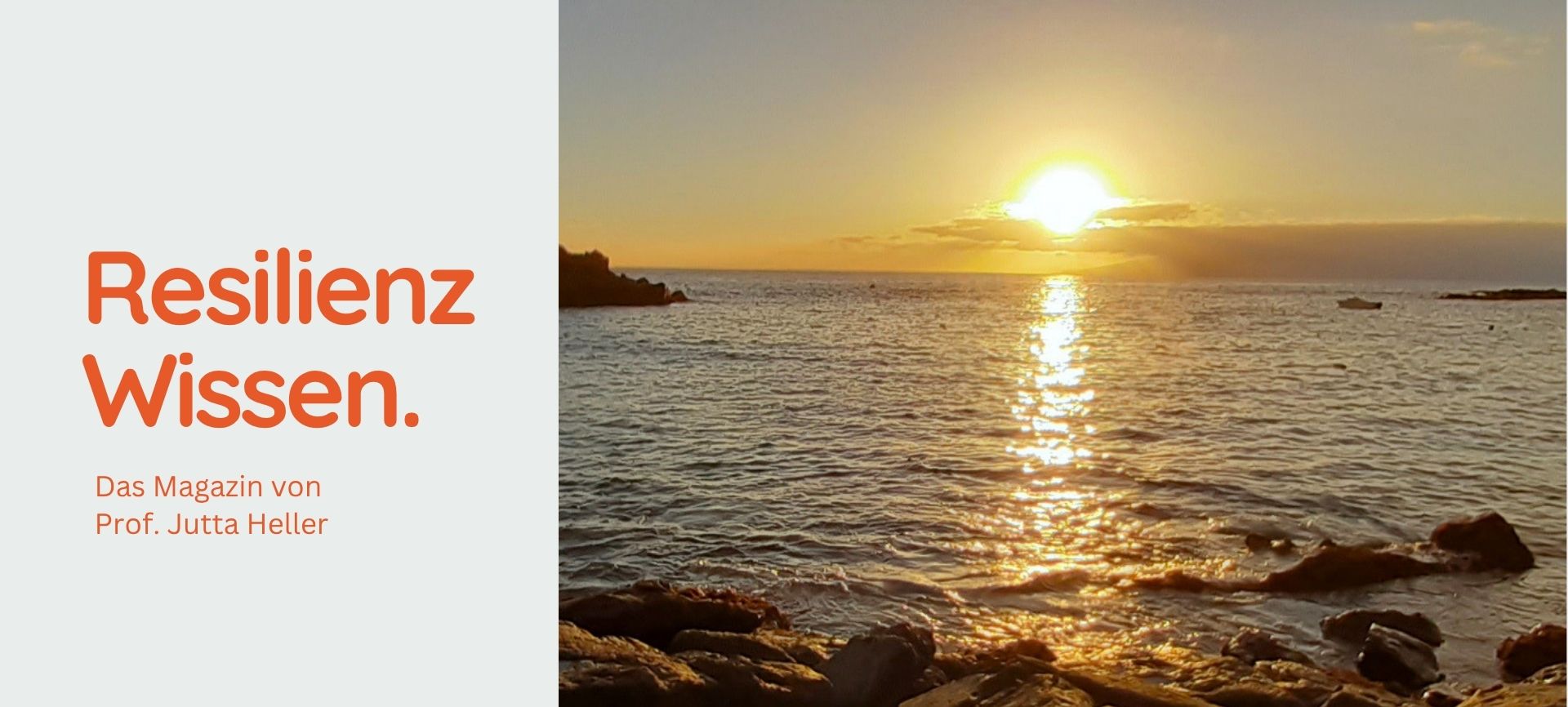 Die untergehende Sonne spiegelt sich im ruhigen Meer an einer Felsenküste und vermittelt die friedvolle Annahme und Akzeptanz des Moments.