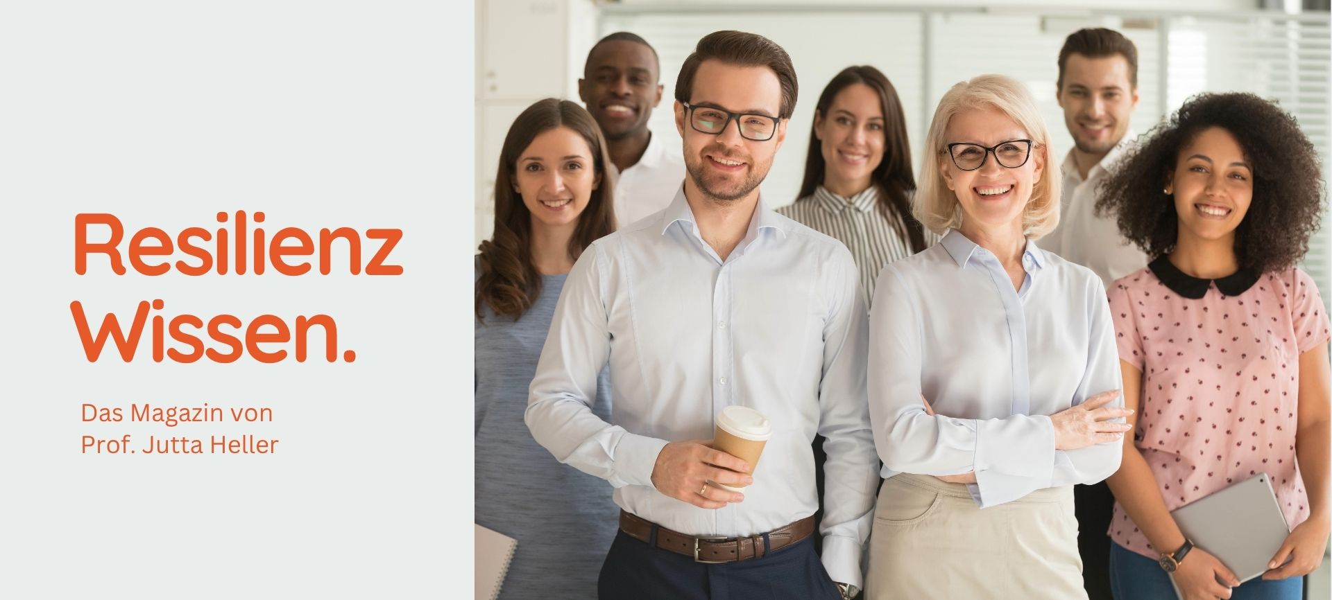 Ein vielfältiges, lächelndes Business-Team steht zusammen im Büro und zeigt Zuversicht beim gemeinsamen Umgang mit Multikrisen.
