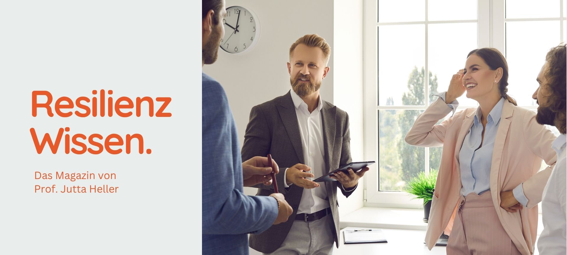 Wertschätzendes Gespräch zwischen Führungskraft und Teammitgliedern am Fenster für eine zugewandte Kommunikation und resiliente Führung im Arbeitsalltag.