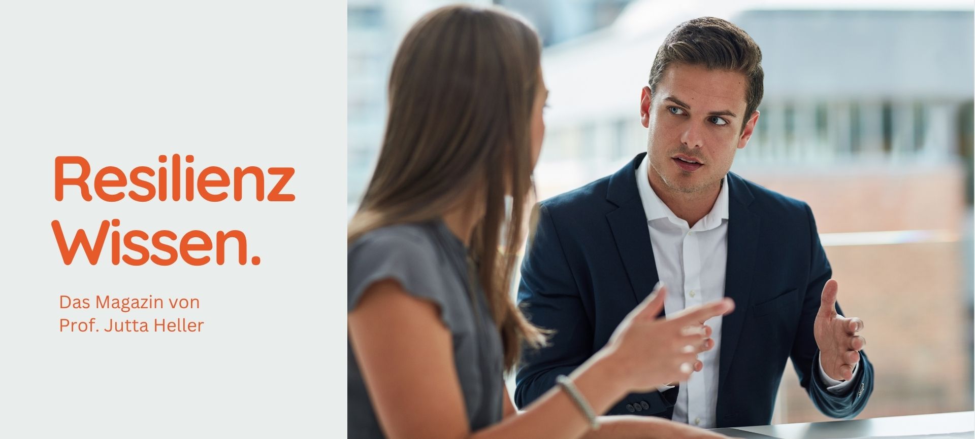 Eine Kollegin und ein Geschäftsmann diskutieren im Büro mit klaren Gesten auf Augenhöhe über das Potenzial und Dilemma resilienter Mitarbeiter:innen für Firmen.