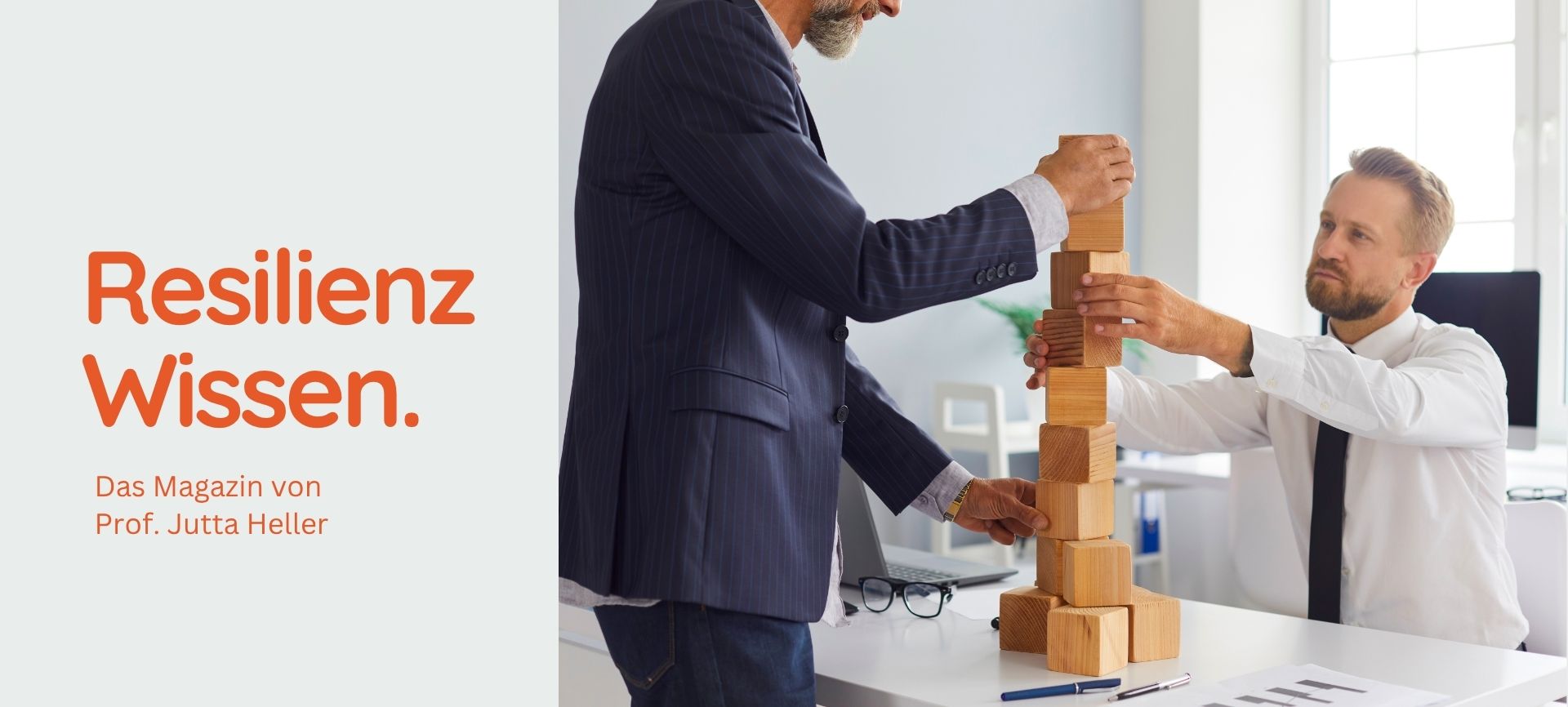 resiliente-unternehmenskultur-gezielt-entwickeln „Zwei Kollegen richten behutsam einen Holzturm aus und schaffen ein krisenfestes Fundament, um eine resiliente Unternehmenskultur über reine Stressbewältigung hinaus zu entwickeln.