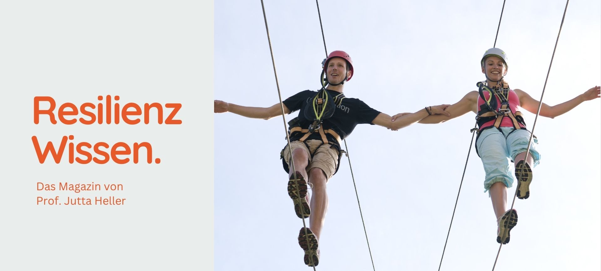 vertrauen-staerken-im-team Zwei Personen balancieren gesichert auf einem Hochseil-Parcours und reichen sich die Hände, um gegenseitiges Vertrauen und psychologische Sicherheit im Team zu stärken.
