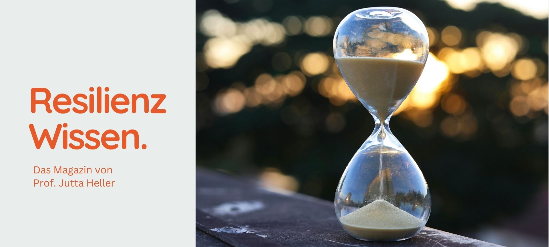 Nahaufnahme einer gläsernen Sanduhr im Abendlicht steht für verstreichende Zeit, Entwicklung und den Anstoß, etwas im Leben zu ändern.