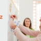 Effektive Resilienztrainings für Unternehmen: Prof. Dr. TrainingsteilnehmerInnen von Jutta Heller an Pinnwänden